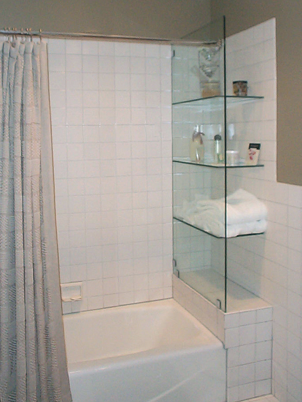 02 Bath tub shelves